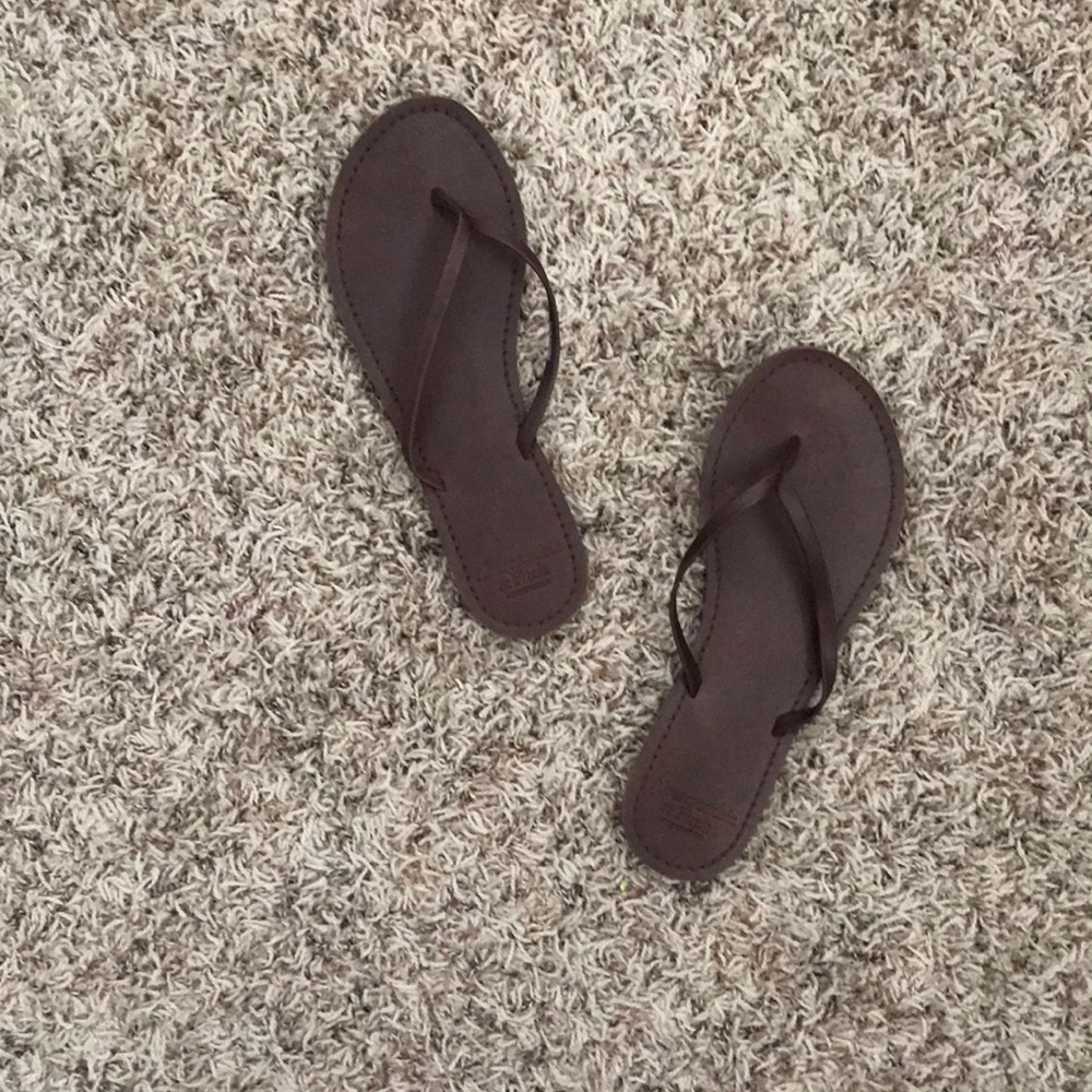 Abercrombie & Fitch vegan leather flip flops